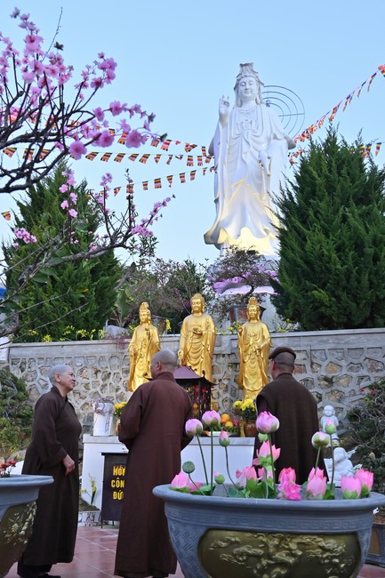 Preaching dharma at Son Phap pagoda in the sixth day of propagation trip in the Northern