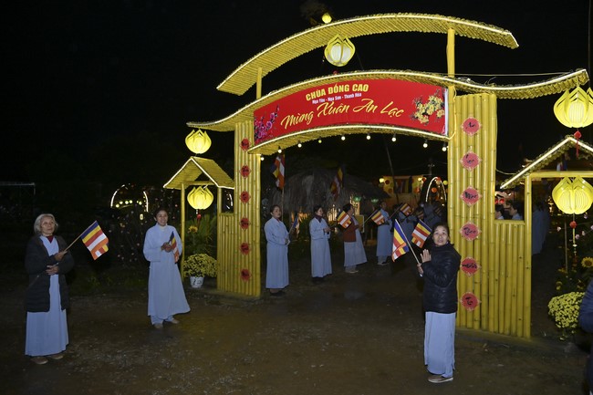 Ngày thứ chín, chuyến Phật sự miền Bắc, giảng pháp tại chùa Đống Cao – chùa Càn Môn