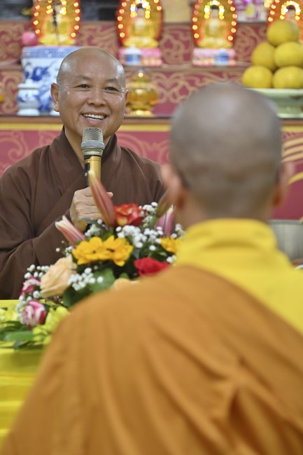 Ngày thứ chín, chuyến Phật sự miền Bắc, giảng pháp tại chùa Đống Cao – chùa Càn Môn