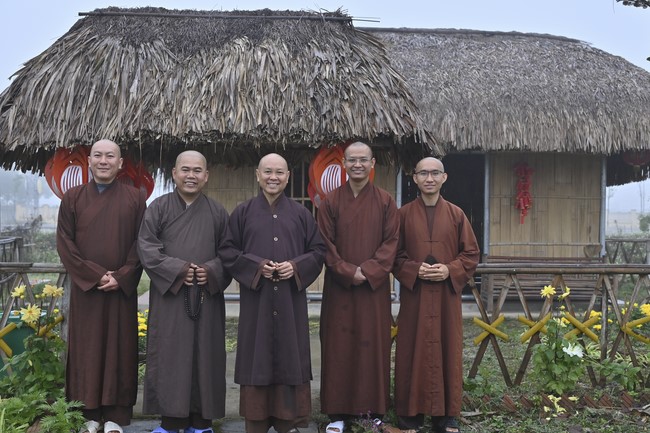 Ngày thứ chín, chuyến Phật sự miền Bắc, giảng pháp tại chùa Đống Cao – chùa Càn Môn