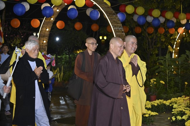 Ngày thứ chín, chuyến Phật sự miền Bắc, giảng pháp tại chùa Đống Cao – chùa Càn Môn