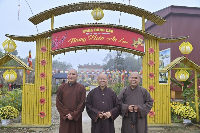 Ngày thứ chín, chuyến Phật sự miền Bắc, giảng pháp tại chùa Đống Cao – chùa Càn Môn