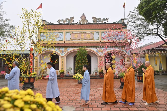 Ngày thứ chín, chuyến Phật sự miền Bắc, giảng pháp tại chùa Đống Cao – chùa Càn Môn