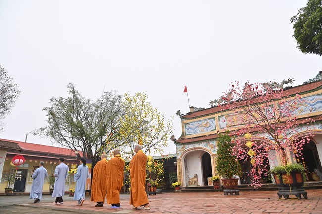 Ngày thứ chín, chuyến Phật sự miền Bắc, giảng pháp tại chùa Đống Cao – chùa Càn Môn