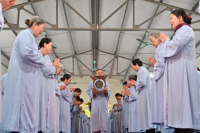 Ngày thứ chín, chuyến Phật sự miền Bắc, giảng pháp tại chùa Đống Cao – chùa Càn Môn