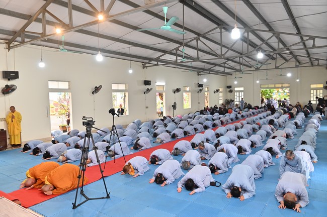 Ngày thứ chín, chuyến Phật sự miền Bắc, giảng pháp tại chùa Đống Cao – chùa Càn Môn