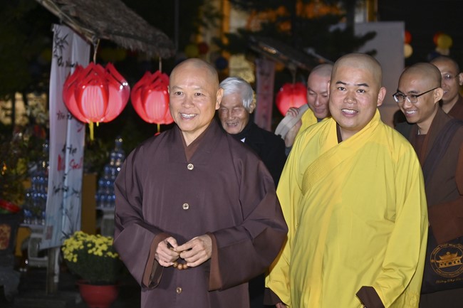 Ngày thứ chín, chuyến Phật sự miền Bắc, giảng pháp tại chùa Đống Cao – chùa Càn Môn