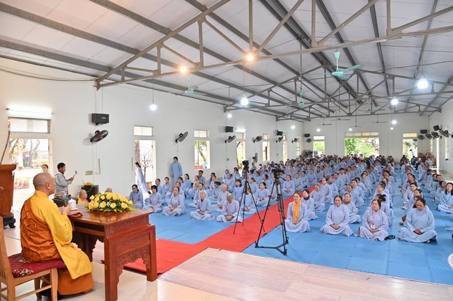 Ngày thứ chín, chuyến Phật sự miền Bắc, giảng pháp tại chùa Đống Cao – chùa Càn Môn