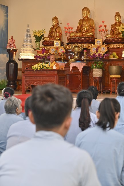 Ngày thứ chín, chuyến Phật sự miền Bắc, giảng pháp tại chùa Đống Cao – chùa Càn Môn