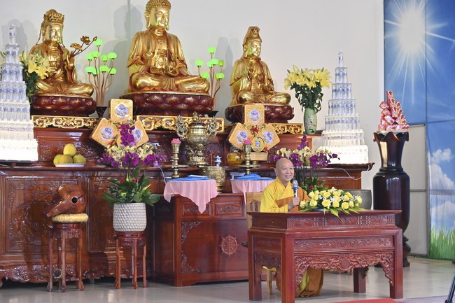 Ngày thứ chín, chuyến Phật sự miền Bắc, giảng pháp tại chùa Đống Cao – chùa Càn Môn