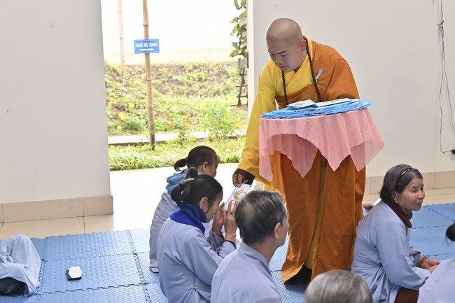 Ngày thứ chín, chuyến Phật sự miền Bắc, giảng pháp tại chùa Đống Cao – chùa Càn Môn