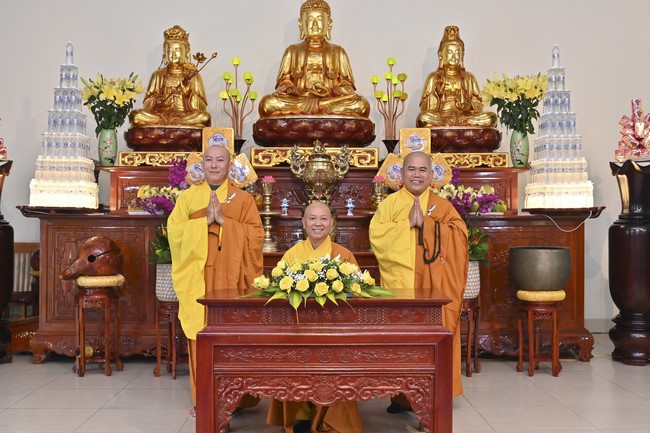 Ngày thứ chín, chuyến Phật sự miền Bắc, giảng pháp tại chùa Đống Cao – chùa Càn Môn