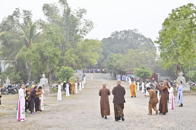 Ngày thứ chín, chuyến Phật sự miền Bắc, giảng pháp tại chùa Đống Cao – chùa Càn Môn