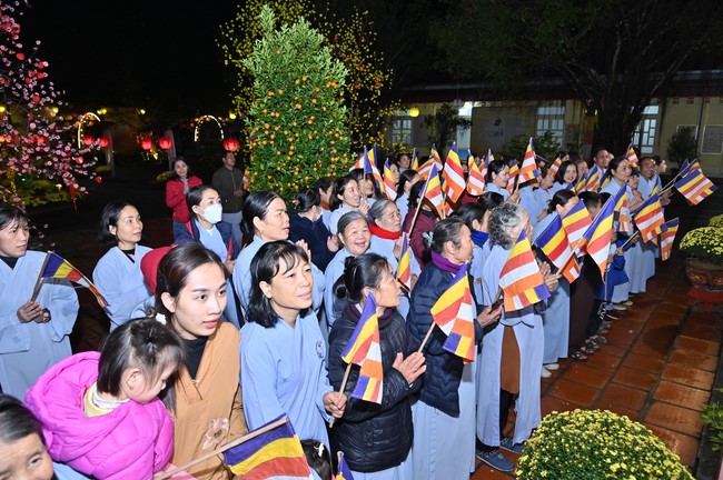 Ngày thứ chín, chuyến Phật sự miền Bắc, giảng pháp tại chùa Đống Cao – chùa Càn Môn