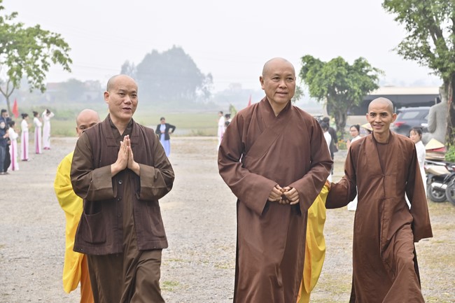 Ngày thứ chín, chuyến Phật sự miền Bắc, giảng pháp tại chùa Đống Cao – chùa Càn Môn