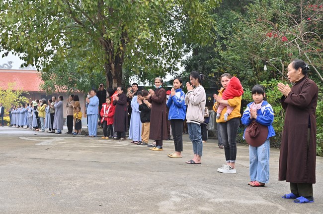 Ngày thứ chín, chuyến Phật sự miền Bắc, giảng pháp tại chùa Đống Cao – chùa Càn Môn