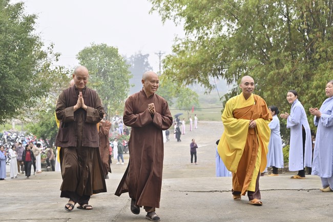 Ngày thứ chín, chuyến Phật sự miền Bắc, giảng pháp tại chùa Đống Cao – chùa Càn Môn