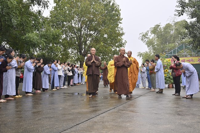 Ngày thứ chín, chuyến Phật sự miền Bắc, giảng pháp tại chùa Đống Cao – chùa Càn Môn