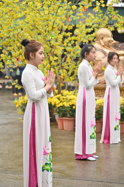 Ngày thứ chín, chuyến Phật sự miền Bắc, giảng pháp tại chùa Đống Cao – chùa Càn Môn