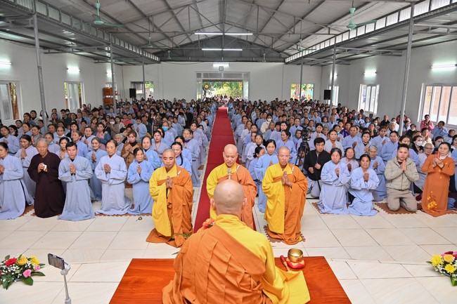 Ngày thứ chín, chuyến Phật sự miền Bắc, giảng pháp tại chùa Đống Cao – chùa Càn Môn