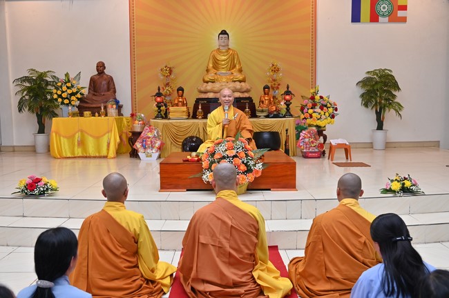 Ngày thứ chín, chuyến Phật sự miền Bắc, giảng pháp tại chùa Đống Cao – chùa Càn Môn