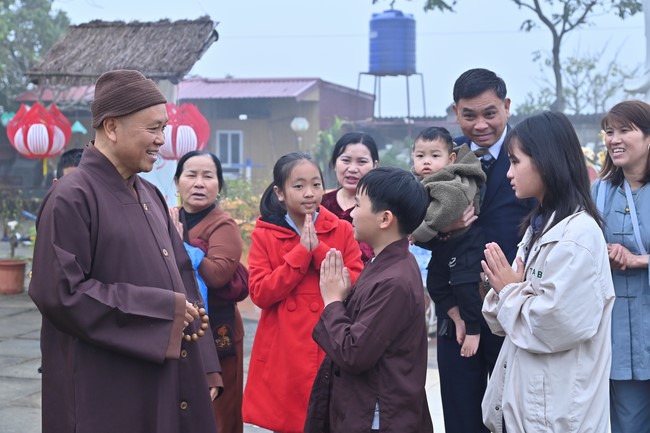 Ngày thứ chín, chuyến Phật sự miền Bắc, giảng pháp tại chùa Đống Cao – chùa Càn Môn