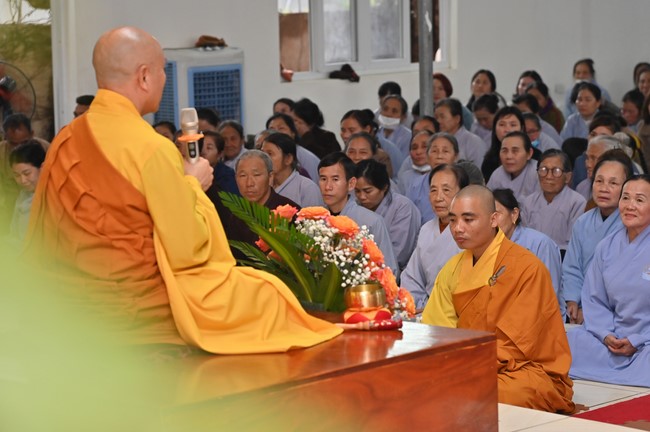 Ngày thứ chín, chuyến Phật sự miền Bắc, giảng pháp tại chùa Đống Cao – chùa Càn Môn