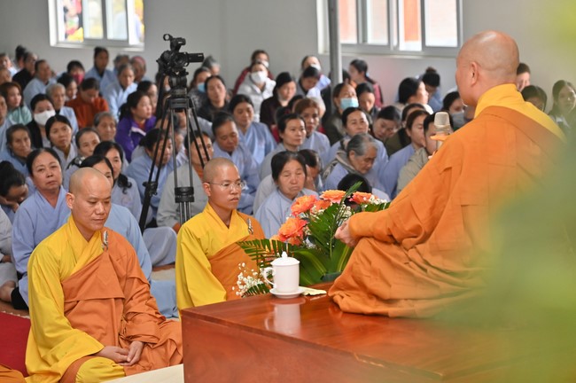 Ngày thứ chín, chuyến Phật sự miền Bắc, giảng pháp tại chùa Đống Cao – chùa Càn Môn