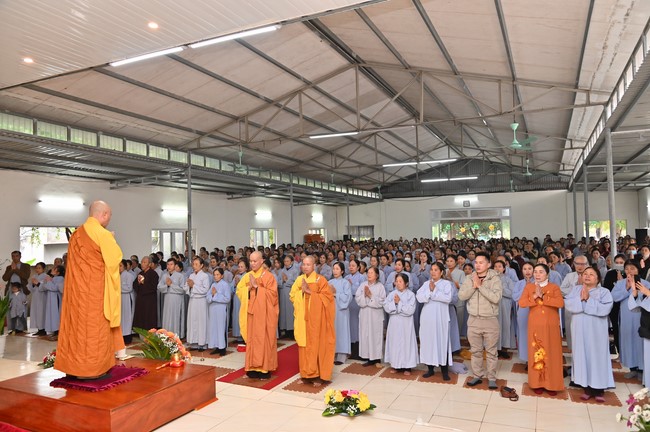 Ngày thứ chín, chuyến Phật sự miền Bắc, giảng pháp tại chùa Đống Cao – chùa Càn Môn