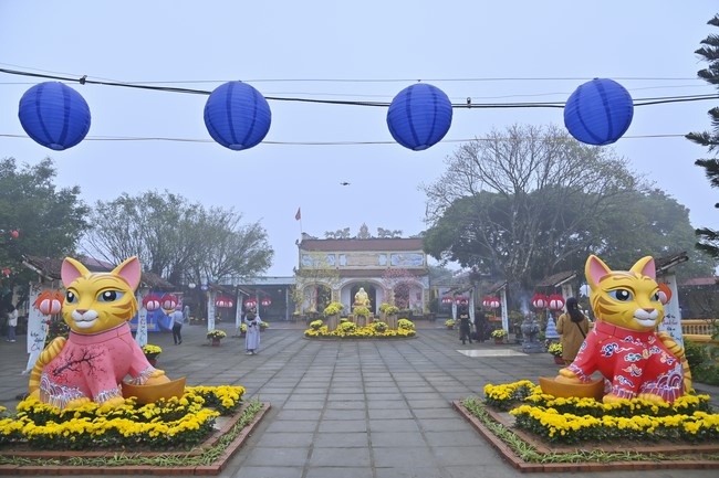 Ngày thứ chín, chuyến Phật sự miền Bắc, giảng pháp tại chùa Đống Cao – chùa Càn Môn