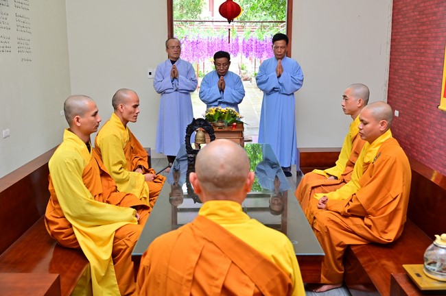 Preaching dharma at Giai Lam pagoda in the eleventh day of propagation trip in the Northern