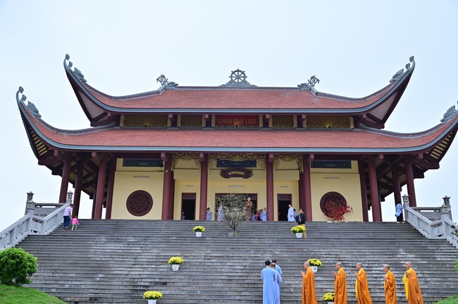 Preaching dharma at Giai Lam pagoda in the eleventh day of propagation trip in the Northern