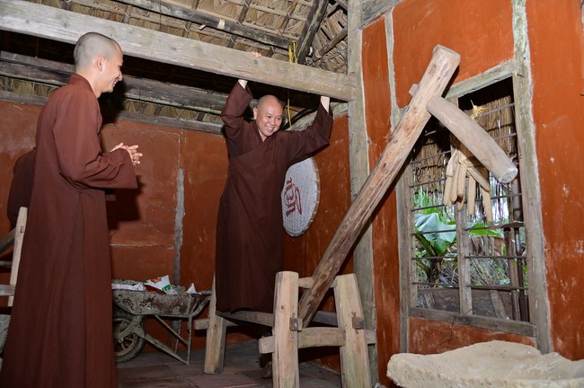Preaching dharma at Giai Lam pagoda in the eleventh day of propagation trip in the Northern