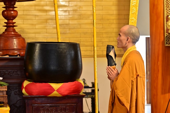 Preaching dharma at Giai Lam pagoda in the eleventh day of propagation trip in the Northern