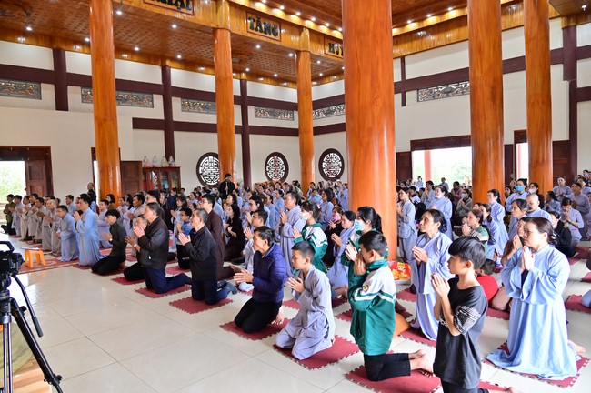 Preaching dharma at Giai Lam pagoda in the eleventh day of propagation trip in the Northern
