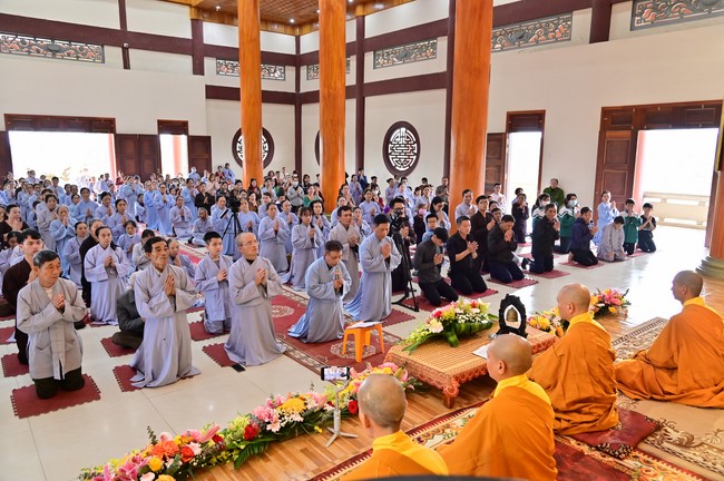Preaching dharma at Giai Lam pagoda in the eleventh day of propagation trip in the Northern