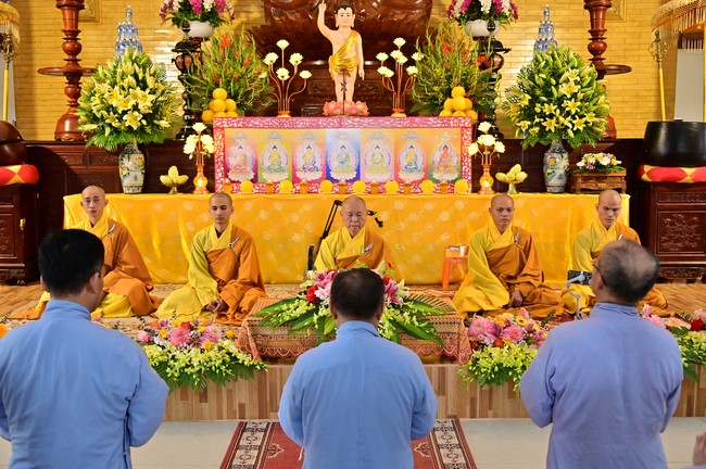 Preaching dharma at Giai Lam pagoda in the eleventh day of propagation trip in the Northern