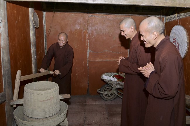 Preaching dharma at Giai Lam pagoda in the eleventh day of propagation trip in the Northern