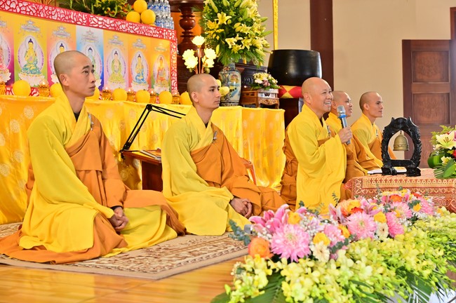 Preaching dharma at Giai Lam pagoda in the eleventh day of propagation trip in the Northern
