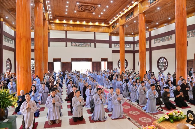 Preaching dharma at Giai Lam pagoda in the eleventh day of propagation trip in the Northern