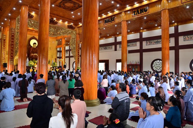 Preaching dharma at Giai Lam pagoda in the eleventh day of propagation trip in the Northern