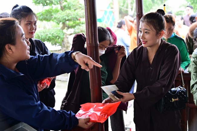 Preaching dharma at Giai Lam pagoda in the eleventh day of propagation trip in the Northern