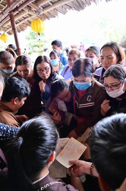 Preaching dharma at Giai Lam pagoda in the eleventh day of propagation trip in the Northern