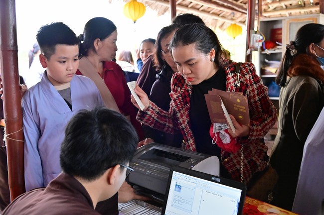 Preaching dharma at Giai Lam pagoda in the eleventh day of propagation trip in the Northern