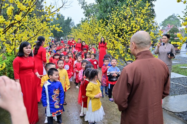 Preaching dharma at Giai Lam pagoda in the eleventh day of propagation trip in the Northern