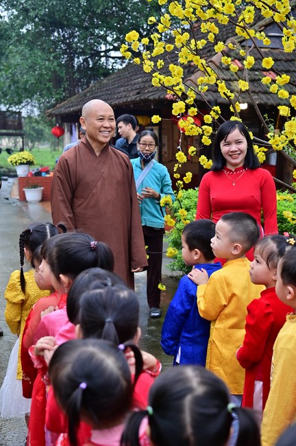 Preaching dharma at Giai Lam pagoda in the eleventh day of propagation trip in the Northern