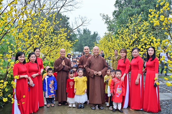 Preaching dharma at Giai Lam pagoda in the eleventh day of propagation trip in the Northern