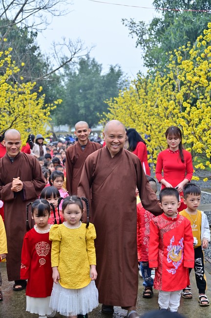 Preaching dharma at Giai Lam pagoda in the eleventh day of propagation trip in the Northern