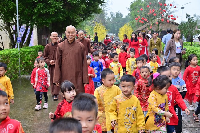 Preaching dharma at Giai Lam pagoda in the eleventh day of propagation trip in the Northern