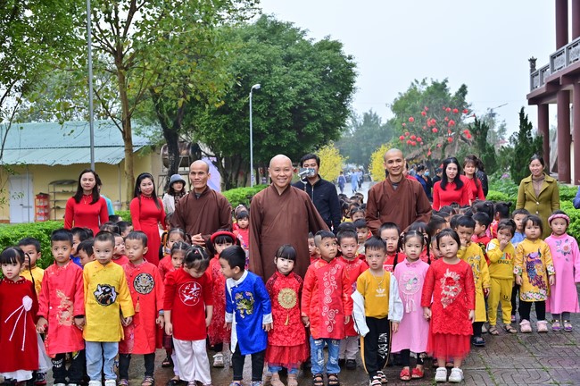 Preaching dharma at Giai Lam pagoda in the eleventh day of propagation trip in the Northern